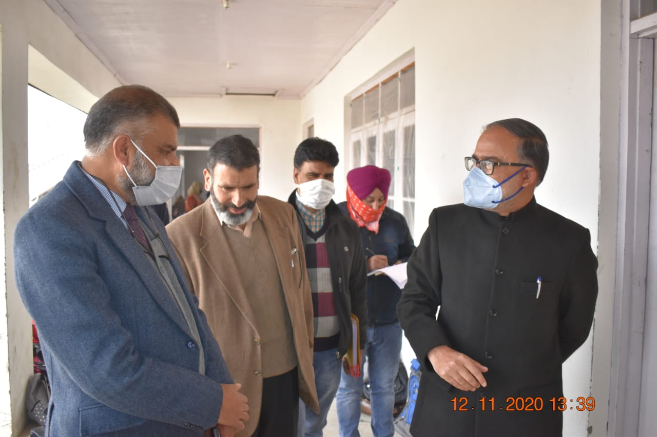 Worthy Director School Education Kashmir visits JKBOSE Exam Centres in District Budgam